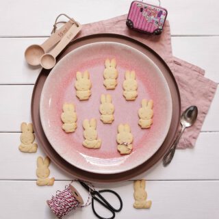 🐰🌿🐣 Auf dem Blog gibt es aktuell mein Lieblingsrezept für Butterkekse. Der Teig ist ruck zuck zubereitet und eignet sich hervorragend für Ausstechkekse, weil er sich ganz leicht ausrollen lässt und nicht klebt. Süße Idee für Ostern 🐰 zum verschenken oder selber essen 😊
Schönen Sonntag 💛

#kekse #keksebacken #ausstechplätzchen #keksteig #backliebe #backenmachtglücklich #backen #backblog #mitliebegebacken #miffy #miffycookies #miffylover #cookies #cookiesofinstagram #eastercookies #osterrezept #ostern #ostergeschenk #foodblogliebebacken #foodfotografie #foodblogger_de #foodphotography #foodieflatlays #backrezepte #bakefromscratch #lovetobake #rezeptideen #thebakefeed #easterbunny #easteriscoming