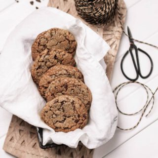 Raus mit der Sprache: Wer hat in den hintersten Winkeln des Küchenschranks noch alte Schoko Weihnachtsmänner oder Osterhasen aus dem Jahr 2019 oder 2018 oder gar 2017 herumliegen? 😏 Perfekt! Ja nicht wegwerfen, denn die Schoki könnt ihr gut für diese wunderbar weichen und saftigen Chocolate Chip Cookies gebrauchen. Die Cookies sind unfassbar lecker, versprochen! Das Rezept gibt's auf dem Blog. 
Habt einen wunderschönen Tag 🤗

#chocolatechipcookies #cookies #kekse #backenistliebe #backrezepte #backliebe #mitliebegebacken #selbstgebacken #backenmachtglücklich #bakingcookies #cookiesofinstagram #foodfotografie #foodphotography #foodblogger_de #thebakefeed #foodblogliebebacken #lovetobake #keksliebe #bakefromscratch #beautifulcuisine #bloggerde #foodforfoodies #cookie #cookielove #schokokekse #kekse #backblog #rezeptideen #beautifulcuisine #chocolatechipcookie